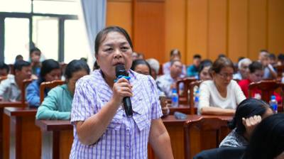 Cử tri Trần Thị Mỹ Hạnh, ấp 3, xã Dương Minh Châu, tỉnh Tây Ninh bày tỏ sự đồng tình và ủng hộ đối với các chương trình hành động của những người ứng cử đại biểu Quốc hội khóa XVI. Ảnh: Minh Phú – TTXVN