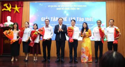 Ban tổ chức trao khen thưởng cho các tập thể xuất sắc. Ảnh: Đinh Hương - TTXVN