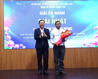 Phó Chủ tịch UBND tỉnh Quảng Ngãi Nguyễn Công Hoàng trao giải Nhất cho cá nhân xuất sắc. Ảnh: Đinh Hương - TTXVN