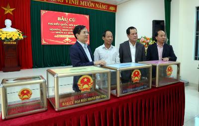 Phó Bí thư Tỉnh ủy, Chủ tịch Ủy ban MTTQ tỉnh Quảng Ninh Vũ Quyết Tiến (bên trái) cùng lãnh đạo tỉnh Quảng Ninh kiểm tra công tác chuẩn bị bầu cử tại khu vực bỏ phiếu số 13, khu phố Bãi Cháy 9B, phường Bãi Cháy. Ảnh: Đức Hiếu - TTXVN