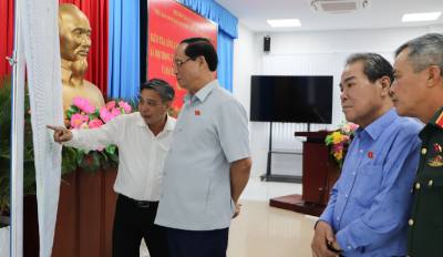 Phó Chủ tịch Quốc hội Trần Quang Phương kiểm tra bản đồ các điểm bầu cử trên địa bàn thành phố. Ảnh: Hồng Thái - TTXVN