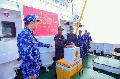 Cử tri trên một tàu trực bỏ phiếu bầu. Ảnh: TTXVN phát 