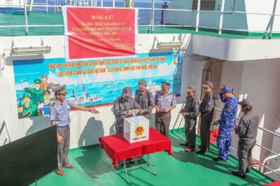 Cử tri trên một tàu trực bỏ phiếu bầu. Ảnh: TTXVN phát 