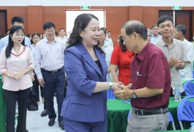 Bí thư Trung ương Đảng, Phó Chủ tịch nước Võ Thị Ánh Xuân, Phó Chủ tịch Hội đồng Bầu cử Quốc gia cùng các ứng cử viên đại biểu Quốc hội khóa XVI thuộc Đơn vị bầu cử số 4, tại buổi tiếp xúc cử tri xã Chợ Mới, tỉnh An Giang. Ảnh: Công Mạo-TTXVN