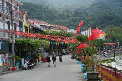 De la jetée aux routes sinueuses à flanc de colline, de grandes banderoles et affiches aux côtés des drapeaux nationaux et du Parti créent une atmosphère vibrante dans toute la commune insulaire.  Photo : Anh Dung – VNA