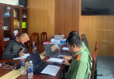 Đối tượng N.Đ.T làm việc với cơ quan công an vì đăng tải thông tin sai sự thật về bầu cử trên không gian mạng. Ảnh: TTXVN phát