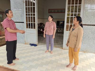 Trưởng thôn Điểu Xu (trái) đến từng nhà tuyên truyền cho người dân về bầu cử. Ảnh: K GỬIH-TTXVN 