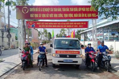 Đoàn viên, thanh niên Công an phối hợp công tác đẩy mạnh tuyên truyền bàu cử. Ảnh: TTXVN phát