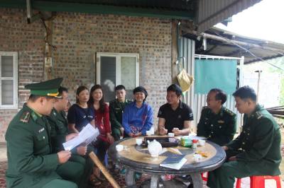 Cán bộ, chiến sỹ Đồn Biên phòng Bản Lầu tuyên truyền, vận động về công tác bầu cử. Ảnh: Hương Thu - TTXVN