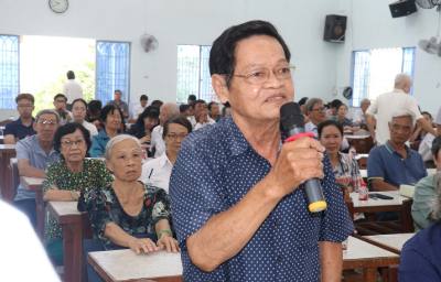 Ông Nguyễn Thanh Xuân, Cử tri phường Cái Khế phát biểu. Ảnh: Ngọc Thiện- TTXVN