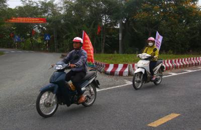 Tuyên truyền bằng xe gắn máy vào các ấp trên địa bàn xã Vĩnh Viễn, thành phố Cần Thơ. Ảnh: Duy Khương – TTXVN