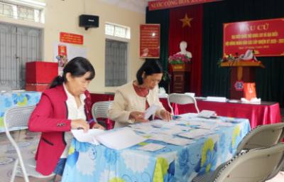 Thành viên Tổ bầu cử số 5, phường Lý Thường Kiệt rà soát, chuẩn bị phát thẻ cử tri đến từng hộ. Ảnh: Nguyễn Chinh - TTXVN