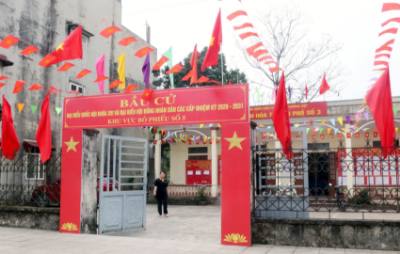 Khu vực bỏ phiếu số 5, phường Lý Thường Kiệt được trang trí khánh tiết rực rỡ, tạo không khí vui tươi, phấn khởi. Ảnh: Nguyễn Chinh - TTXVN