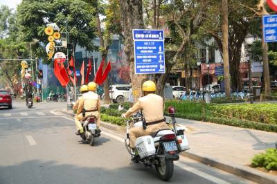Đoàn Thanh niên Phòng Cảnh sát giao thông (Công an thành phố Hà Nội) chủ trì triển khai mô hình tuyến đường “Ba nhất” trên bốn trục giao thông trọng điểm trên địa bàn thành phố. Ảnh: Hùng Mạnh - TTXVN.