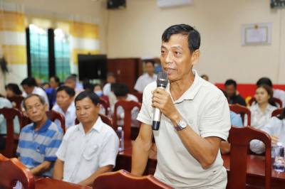 Cử tri xã Phú Lâm, tỉnh An Giang trao đổi, gửi gắm niềm tin tới các ứng cử viên Đại biểu Quốc hội khóa XVI. Ảnh: Thanh Sang-TTXVN