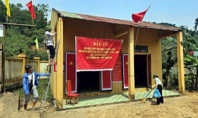 Les habitants de l'ethnie Bru-Van Kieu du village de Nuoc Dang, commune de Truong Son, province de Quang Tri, décorent la zone du bureau de vote, se préparant au vote anticipé prévu le 8 mars. Photo fournie avec l'aimable autorisation de VNA