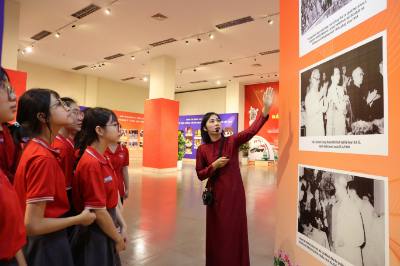 Học sinh tìm hiểu những hình ảnh, tư liệu quý giá về Chủ tịch Hồ Chí Minh với Quốc hội Việt Nam. Ảnh: Nguyên Dung – TTXVN