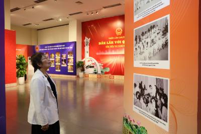 Khách tham quan, tìm hiểu về hình ảnh, tư liệu tiêu biểu về quá trình hình thành, phát triển của Quốc hội Việt Nam. Ảnh: Nguyên Dung – TTXVN
