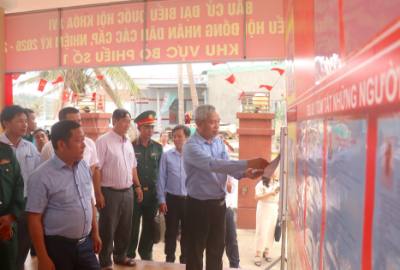 Công tác kiểm tra các điểm bầu cử trên xã đảo Nhơn Châu (tỉnh Gia Lai) được chuẩn bị kỹ lưỡng, sẵn sàng cho ngày hội của non sông. Ảnh: Quang Thái - TTXVN