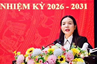 Ủy viên Ban Thường vụ Tỉnh ủy, Phó Chủ tịch Thường trực Ủy ban Mặt trận tổ quốc Việt Nam tỉnh Hưng Yên Ngô Thị Kim Hoàn trình bày chương trình hành động, vận động bầu cử. Ảnh: Nguyễn Công Hải - TTXVN
