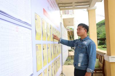 Cử tri tìm hiểu thông tin về các ứng cử viên đại biểu Quốc hội và HĐND các cấp. Ảnh: Võ Văn Dũng - TTXVN