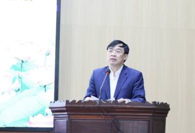 Ông Nguyễn Đình Lợi, Trưởng Ban Tuyên giáo và Dân vận tỉnh Bắc Ninh, ứng cử viên đại biểu HĐND tỉnh Bắc Ninh trình bày chương trình hành động. Ảnh: Thanh Thương - TTXVN