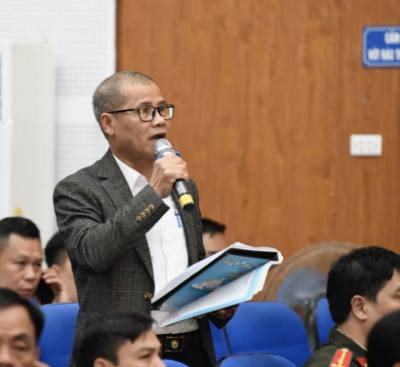 Cử tri xã Lương Sơn kiến nghị với các ứng cử viên ứng cử Đại biểu Quốc hội khóa XVI. Ảnh: Vũ Hà- TTXVN