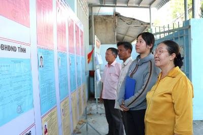 Danh sách ứng cử viên đại biểu Quốc hội và đại biểu HĐND được niêm yết công khai tại Trụ sở Ban Nhân dân khóm 1. Ảnh: Thanh Hòa - TTXVN