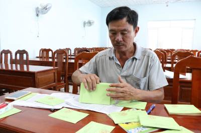 Đảng viên Chi bộ khóm 1, phường Trà Vinh đang chuẩn bị phiếu cử tri để phát cho người dân. Ảnh: Thanh Hòa - TTXVN