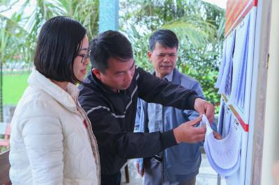 Tổ bầu cử xã Giao Phúc kiểm tra, rà soát các thông tin của các cử tri. Ảnh: Công Luật - TTXVN