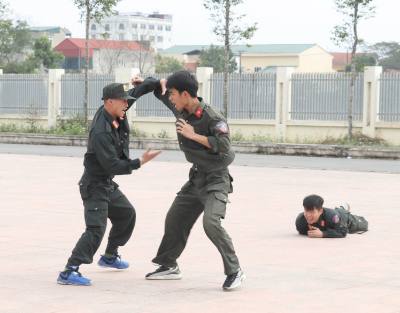 Cán bộ, chiến sỹ Phòng Cảnh sát cơ động, Công an tỉnh Ninh Bình tổ chức luyện tập, diễn tập các tình huống giả định có thể xảy ra trong thời gian diễn ra bầu cử. Ảnh: Thùy Dung - TTXVN