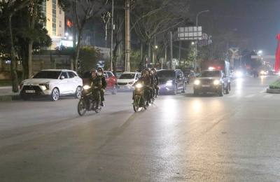 Cán bộ, chiến sỹ Phòng Cảnh sát cơ động, Công an tỉnh Ninh Bình tăng cường tuần tra vũ trang, kiểm soát địa bàn. Ảnh: Thùy Dung - TTXVN