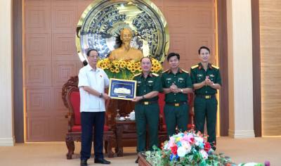 Trong ảnh: Phó Chủ tịch Quốc hội, Thượng tướng Trần Quang Phương tặng quà cho Bộ Chỉ huy Quân sự tỉnh An Giang
Ảnh: Văn Sĩ - TTXVN