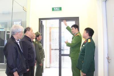 Công tác hướng dẫn thoát hiểm khi có sự cố xảy ra cũng được cán bộ Đội chữa cháy và cứu nạn, cứu hộ khu vực số 8 quan tâm, hướng dẫn tổ bầu cử.  Ảnh: TTXVN phát