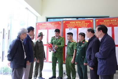 Cán bộ Đội chữa cháy và cứu nạn, cứu hộ khu vực số 8 hướng dẫn sử dụng phương tiện chữa cháy cho Công an phường, Ban Chỉ huy quân sự, Ủy ban Bầu cử và thành viên tổ bầu cử phường Ba Đình. Ảnh: TTXVN phát