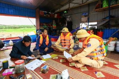 Đội Cảnh sát đường thuỷ số 1 (Phòng Cảnh sát giao thông Hà Nội) cùng cán bộ cơ sở hướng dẫn cử tri kiểm tra danh sách đại biểu. Ảnh: TTXVN phát