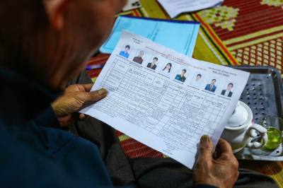 Việc tìm hiểu tiểu sử những người ứng cử giúp người dân đưa ra quyết định sáng suốt, lựa chọn những đại biểu ưu tú nhất đại diện cho ý chí và nguyện vọng của nhân dân. Ảnh: TTXVN phát