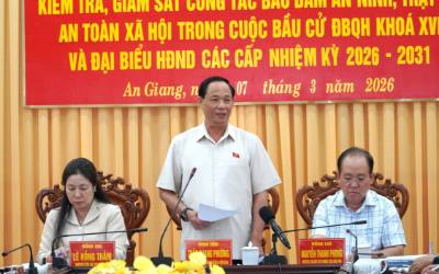 Le vice-président de l'Assemblée nationale, Tran Quang Phuong, a dirigé le 7 mars une délégation de travail pour rencontrer le comité électoral d'An Giang, une province frontalière du delta du Mékong.  Photo de : Van Si - VNA