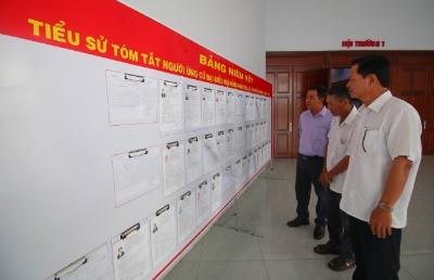 Cử tri xã Vĩnh Viễn, thành phố Cần Thơ tìm hiểu tiểu sử ứng cử viên đại biểu Hội đồng nhân dân xã. Ảnh: Duy Khương – TTXVN