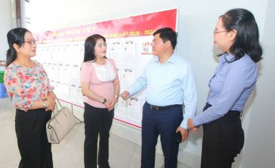 Ông Nguyễn Tuấn Anh, Phó Bí thư Thành ủy, Trưởng đoàn Đại biểu Quốc hội thành phố Cần Thơ (ứng cử viên đại biểu Quốc hội khóa XVI, vị bầu cử số 3) trao đổi với các cử tri. Ảnh: Duy Khương – TTXVN