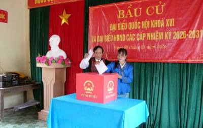 Già làng, người có uy tín Hồ Văn Xi và em Hồ Thị Thiều (cử tri lân đầu tiên đi bỏ phiếu) bỏ phiếu bầu đại biểu Quốc hội khóa XVI và đại biểu Hội đồng nhân dân các cấp nhiệm kỳ 2026 – 2031. Ảnh: Tá Chuyên – TTXVN