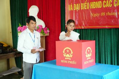 Đồng bào Bru – Vân Kiều bản Nước Đắng hân hoan bầu đại biểu Quốc hội và HĐND các cấp nhiệm kỳ 2026 - 2031. Ảnh: Tá Chuyên – TTXVN