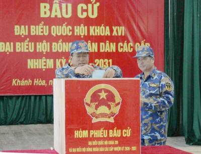 Những cử tri đầu tiên bỏ phiếu ở tổ bầu cử số 7, đặc khu Trường Sa. Ảnh: TTXVN phát