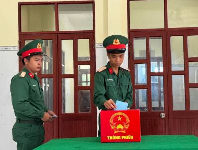 Cán bộ, chiến sĩ đang làm nhiệm vụ ở đảo Hòn Từ (đặc khu Thổ Châu) tham gia bầu cử thông qua thùng phiếu phụ. Ảnh: Văn Sĩ - TTXVN