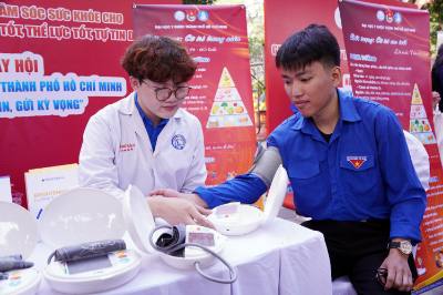 Gian hàng tư vấn, chăm sóc sức khỏe cho đoàn viên, thanh niên, học sinh và sinh viên. Ảnh: Trung Tuyến - TTXVN