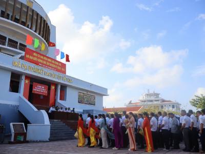 Khai mạc bầu cử tại khu vực bỏ phiếu số 16 (đảo Đá Tây), đặc khu Trường Sa, tỉnh Khánh Hòa. Ảnh: TTXVN phát