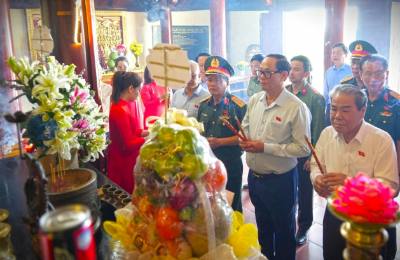 Đoàn công tác dâng hương tại Đền thờ Đức Quốc tổ Lạc Long Quân và Tượng Mẹ Âu Cơ tại Khu du lịch Mũi Cà Mau (xã Đất Mũi). Ảnh: Huỳnh Anh - TTXVN