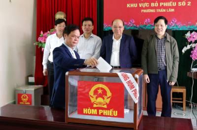 Tỉnh Hưng Yên vận hành thử quy trình bỏ phiếu bầu cử. Ảnh: Mạnh Khánh - TTXVN