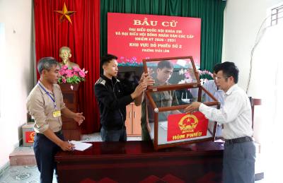 Vận hành thử nghiệm việc kiểm tra hòm phiếu trước khi khai mạc và thực hành quy trình bỏ phiếu bầu cử. Ảnh: Mạnh Khánh - TTXVN