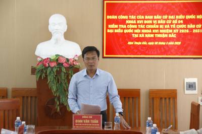 Ông Đinh Văn Tuấn, Phó Chủ tịch UBND tỉnh Lâm Đồng làm việc với xã Hàm Thuận Bắc về công tác chuẩn bị bầu cử. Ảnh: Nguyễn Thanh - TTXVN